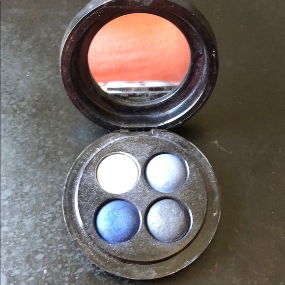 MAC Blue eyeshadows - Picture 1 of 3